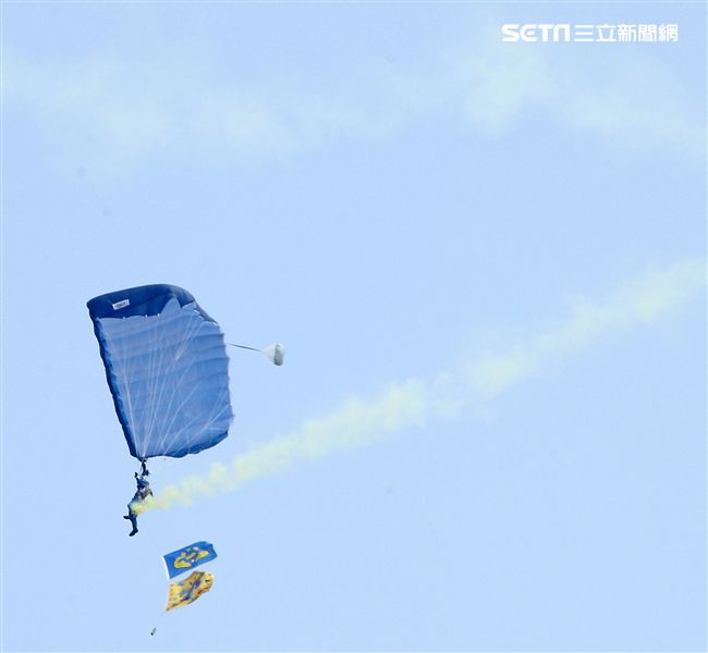 陸軍神龍小組是一支專業的部隊，實施高空特技跳傘表演，展現英姿，完成新傘具汰換4人接力、4人疊傘。（記者邱榮吉/攝影）