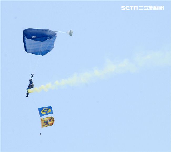 陸軍神龍小組是一支專業的部隊，實施高空特技跳傘表演，展現英姿，完成新傘具汰換4人接力、4人疊傘。（記者邱榮吉/攝影）
