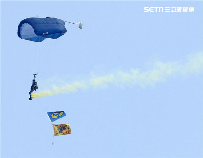 陸軍神龍小組是一支專業的部隊，實施高空特技跳傘表演，展現英姿，完成新傘具汰換4人接力、4人疊傘。（記者邱榮吉/攝影）