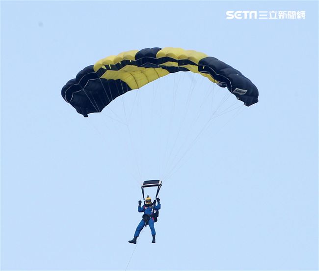 陸軍神龍小組是一支專業的部隊，實施高空特技跳傘表演，展現英姿，完成新傘具汰換4人接力、4人疊傘。（記者邱榮吉/攝影）