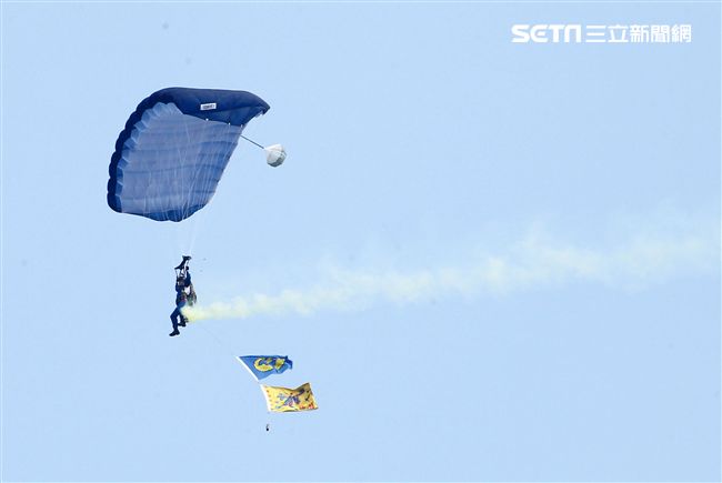 陸軍神龍小組是一支專業的部隊，實施高空特技跳傘表演，展現英姿，完成新傘具汰換4人接力、4人疊傘。（記者邱榮吉/攝影）