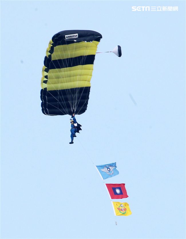 陸軍神龍小組是一支專業的部隊，實施高空特技跳傘表演，展現英姿，完成新傘具汰換4人接力、4人疊傘。（記者邱榮吉/攝影）