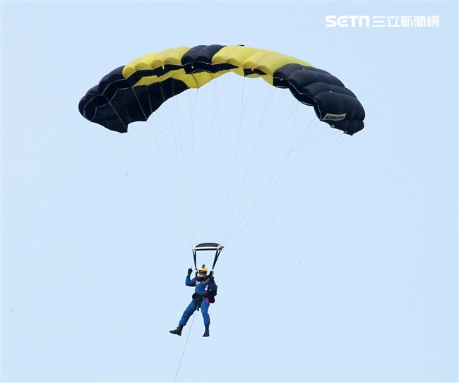 陸軍神龍小組是一支專業的部隊，實施高空特技跳傘表演，展現英姿，完成新傘具汰換4人接力、4人疊傘。（記者邱榮吉/攝影）