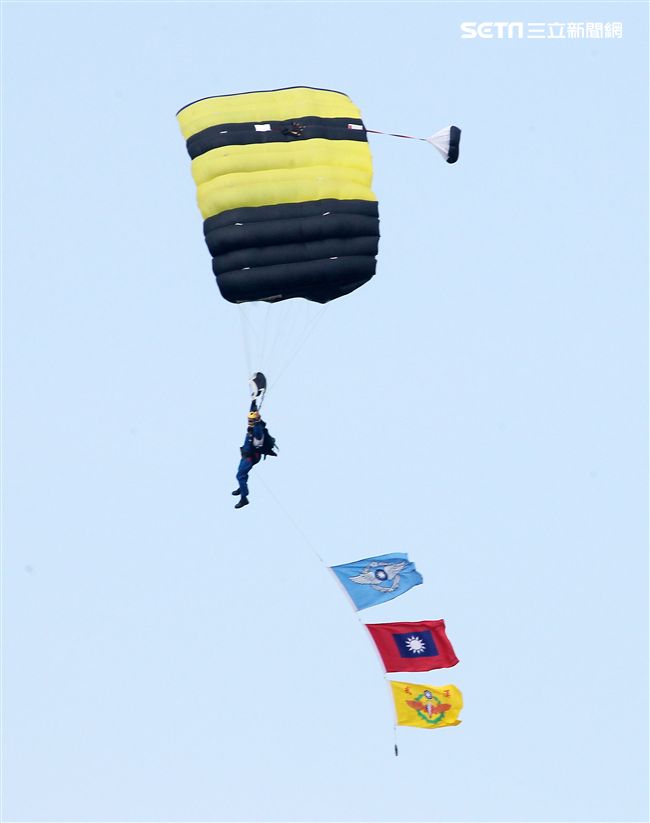 陸軍神龍小組是一支專業的部隊，實施高空特技跳傘表演，展現英姿，完成新傘具汰換4人接力、4人疊傘。（記者邱榮吉/攝影）