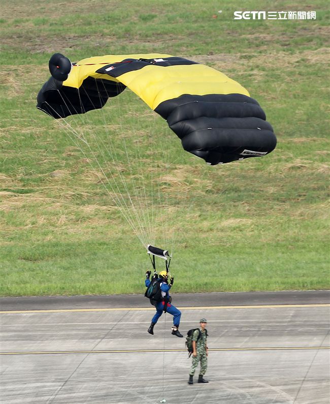 陸軍神龍小組是一支專業的部隊，實施高空特技跳傘表演，展現英姿，完成新傘具汰換4人接力、4人疊傘。（記者邱榮吉/攝影）