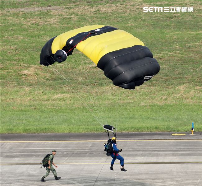 陸軍神龍小組是一支專業的部隊，實施高空特技跳傘表演，展現英姿，完成新傘具汰換4人接力、4人疊傘。（記者邱榮吉/攝影）