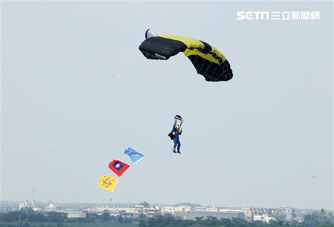 陸軍神龍小組是一支專業的部隊，實施高空特技跳傘表演，展現英姿，完成新傘具汰換4人接力、4人疊傘。（記者邱榮吉/攝影）