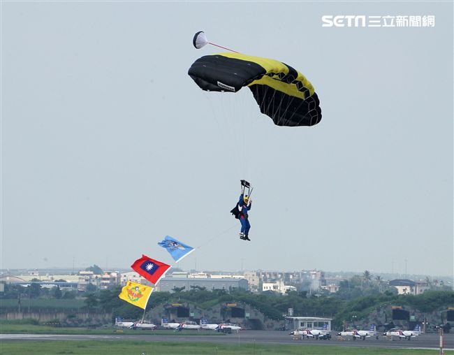 陸軍神龍小組是一支專業的部隊，實施高空特技跳傘表演，展現英姿，完成新傘具汰換4人接力、4人疊傘。（記者邱榮吉/攝影）