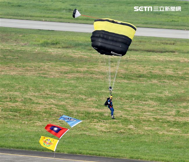陸軍神龍小組是一支專業的部隊，實施高空特技跳傘表演，展現英姿，完成新傘具汰換4人接力、4人疊傘。（記者邱榮吉/攝影）