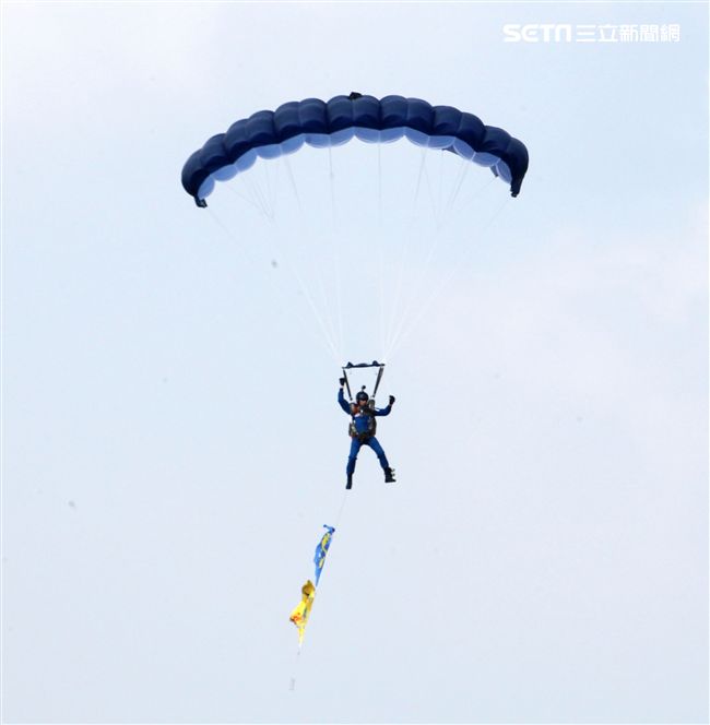 陸軍神龍小組是一支專業的部隊，實施高空特技跳傘表演，展現英姿，完成新傘具汰換4人接力、4人疊傘。（記者邱榮吉/攝影）