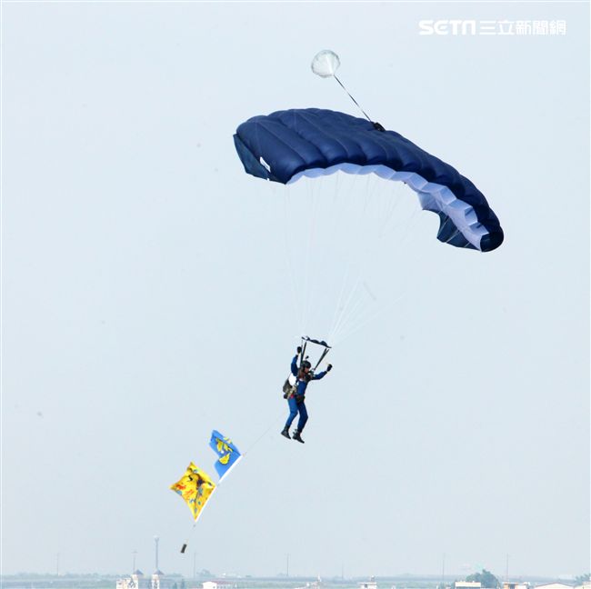 陸軍神龍小組是一支專業的部隊，實施高空特技跳傘表演，展現英姿，完成新傘具汰換4人接力、4人疊傘。（記者邱榮吉/攝影）