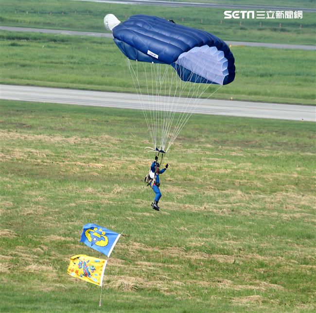 陸軍神龍小組是一支專業的部隊，實施高空特技跳傘表演，展現英姿，完成新傘具汰換4人接力、4人疊傘。（記者邱榮吉/攝影）