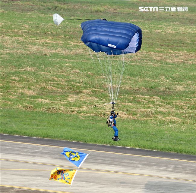 陸軍神龍小組是一支專業的部隊，實施高空特技跳傘表演，展現英姿，完成新傘具汰換4人接力、4人疊傘。（記者邱榮吉/攝影）