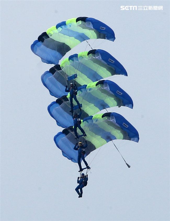 陸軍神龍小組是一支專業的部隊，實施高空特技跳傘表演，展現英姿，完成新傘具汰換4人接力、4人疊傘。（記者邱榮吉/攝影）