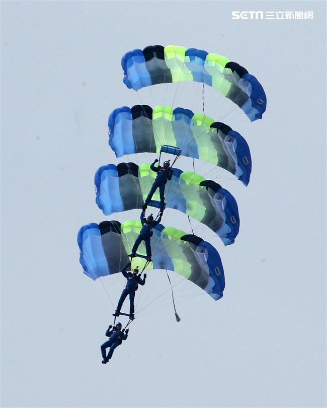 陸軍神龍小組是一支專業的部隊，實施高空特技跳傘表演，展現英姿，完成新傘具汰換4人接力、4人疊傘。（記者邱榮吉/攝影）