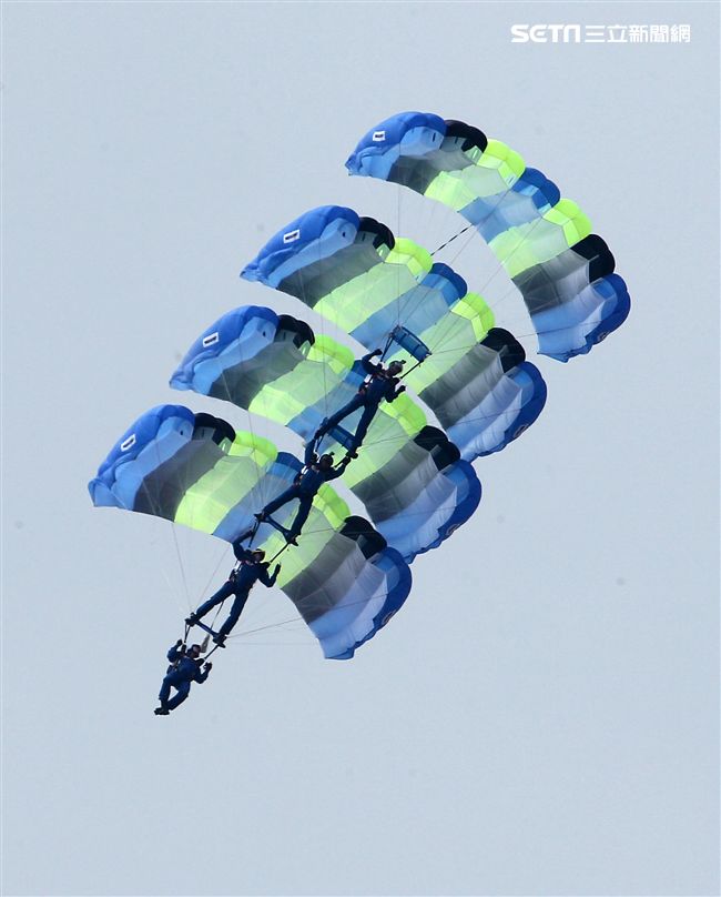陸軍神龍小組是一支專業的部隊，實施高空特技跳傘表演，展現英姿，完成新傘具汰換4人接力、4人疊傘。（記者邱榮吉/攝影）