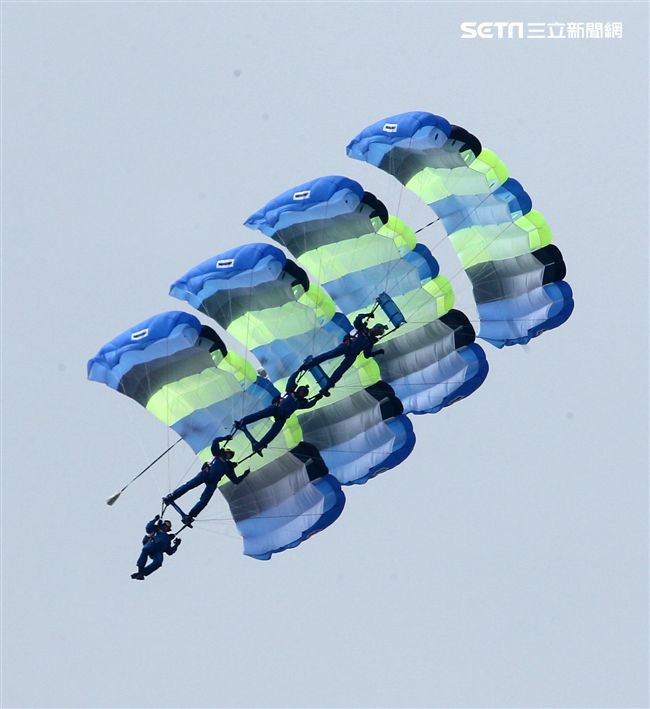 陸軍神龍小組是一支專業的部隊，實施高空特技跳傘表演，展現英姿，完成新傘具汰換4人接力、4人疊傘。（記者邱榮吉/攝影）