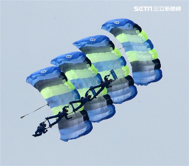 陸軍神龍小組是一支專業的部隊，實施高空特技跳傘表演，展現英姿，完成新傘具汰換4人接力、4人疊傘。（記者邱榮吉/攝影）