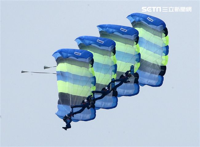 陸軍神龍小組是一支專業的部隊，實施高空特技跳傘表演，展現英姿，完成新傘具汰換4人接力、4人疊傘。（記者邱榮吉/攝影）