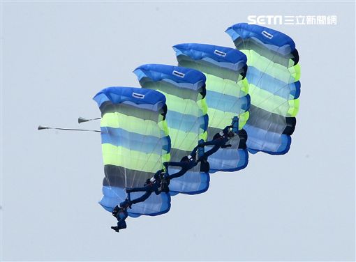 陸軍神龍小組是一支專業的部隊，實施高空特技跳傘表演，展現英姿，完成新傘具汰換4人接力、4人疊傘。（記者邱榮吉/攝影）