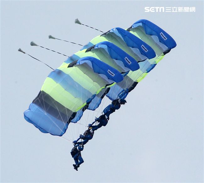陸軍神龍小組是一支專業的部隊，實施高空特技跳傘表演，展現英姿，完成新傘具汰換4人接力、4人疊傘。（記者邱榮吉/攝影）