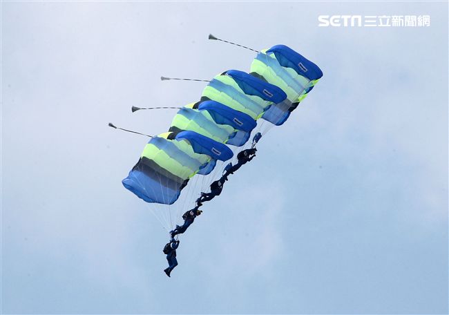 陸軍神龍小組是一支專業的部隊，實施高空特技跳傘表演，展現英姿，完成新傘具汰換4人接力、4人疊傘。（記者邱榮吉/攝影）