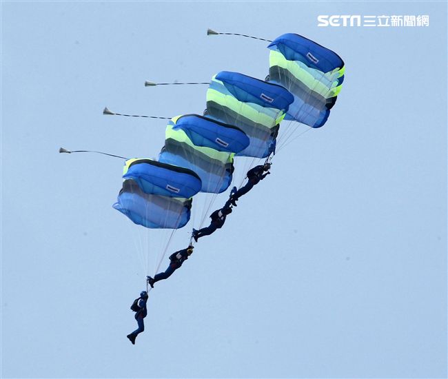 陸軍神龍小組是一支專業的部隊，實施高空特技跳傘表演，展現英姿，完成新傘具汰換4人接力、4人疊傘。（記者邱榮吉/攝影）