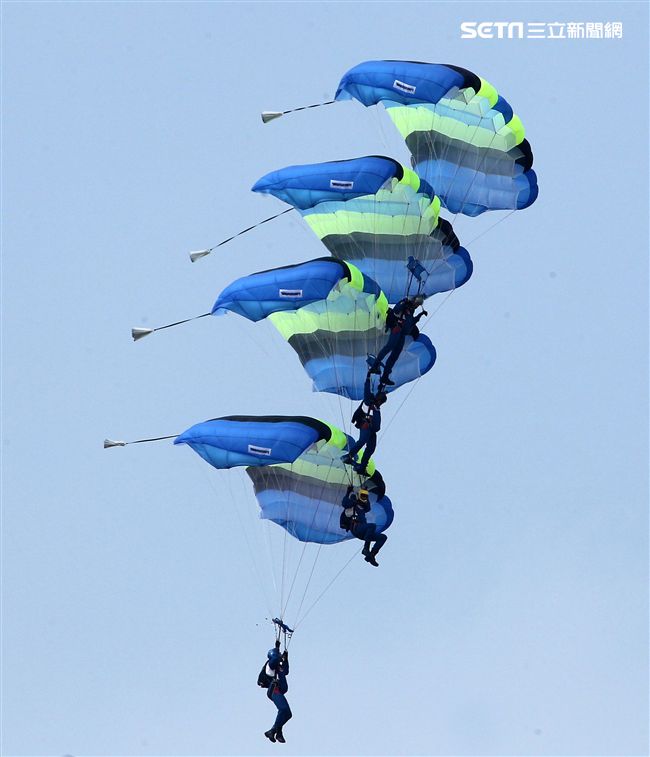 陸軍神龍小組是一支專業的部隊，實施高空特技跳傘表演，展現英姿，完成新傘具汰換4人接力、4人疊傘。（記者邱榮吉/攝影）