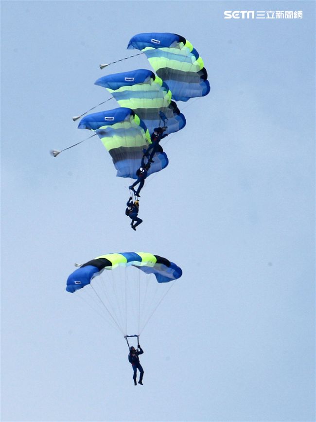 陸軍神龍小組是一支專業的部隊，實施高空特技跳傘表演，展現英姿，完成新傘具汰換4人接力、4人疊傘。（記者邱榮吉/攝影）