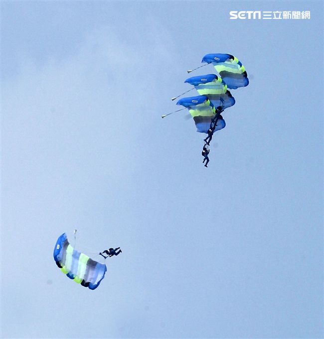 陸軍神龍小組是一支專業的部隊，實施高空特技跳傘表演，展現英姿，完成新傘具汰換4人接力、4人疊傘。（記者邱榮吉/攝影）