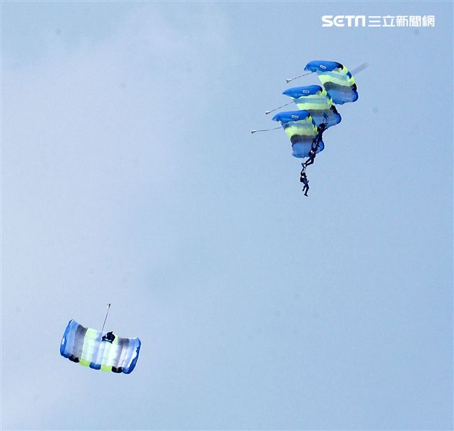 陸軍神龍小組是一支專業的部隊，實施高空特技跳傘表演，展現英姿，完成新傘具汰換4人接力、4人疊傘。（記者邱榮吉/攝影）