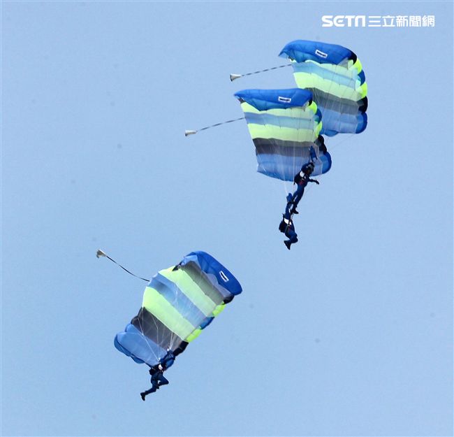 陸軍神龍小組是一支專業的部隊，實施高空特技跳傘表演，展現英姿，完成新傘具汰換4人接力、4人疊傘。（記者邱榮吉/攝影）
