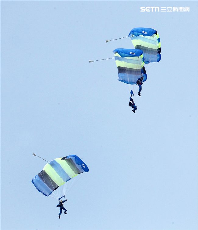 陸軍神龍小組是一支專業的部隊，實施高空特技跳傘表演，展現英姿，完成新傘具汰換4人接力、4人疊傘。（記者邱榮吉/攝影）