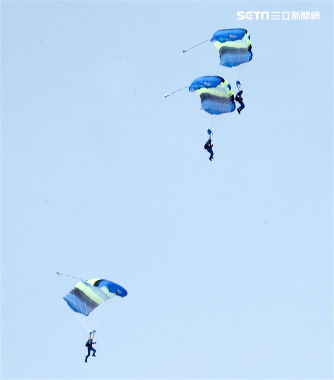 陸軍神龍小組是一支專業的部隊，實施高空特技跳傘表演，展現英姿，完成新傘具汰換4人接力、4人疊傘。（記者邱榮吉/攝影）