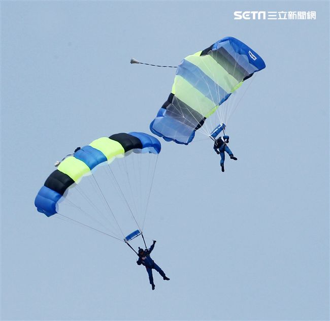 陸軍神龍小組是一支專業的部隊，實施高空特技跳傘表演，展現英姿，完成新傘具汰換4人接力、4人疊傘。（記者邱榮吉/攝影）