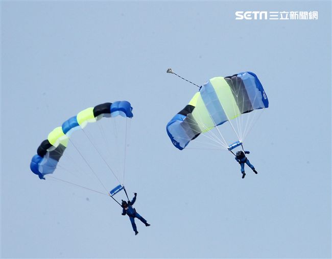 陸軍神龍小組是一支專業的部隊，實施高空特技跳傘表演，展現英姿，完成新傘具汰換4人接力、4人疊傘。（記者邱榮吉/攝影）