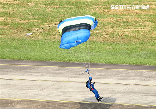 陸軍神龍小組是一支專業的部隊，實施高空特技跳傘表演，展現英姿，完成新傘具汰換4人接力、4人疊傘。（記者邱榮吉/攝影）