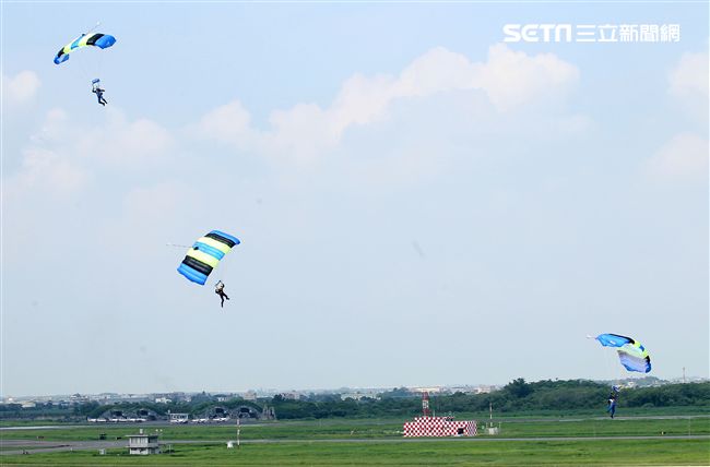 陸軍神龍小組是一支專業的部隊，實施高空特技跳傘表演，展現英姿，完成新傘具汰換4人接力、4人疊傘。（記者邱榮吉/攝影）