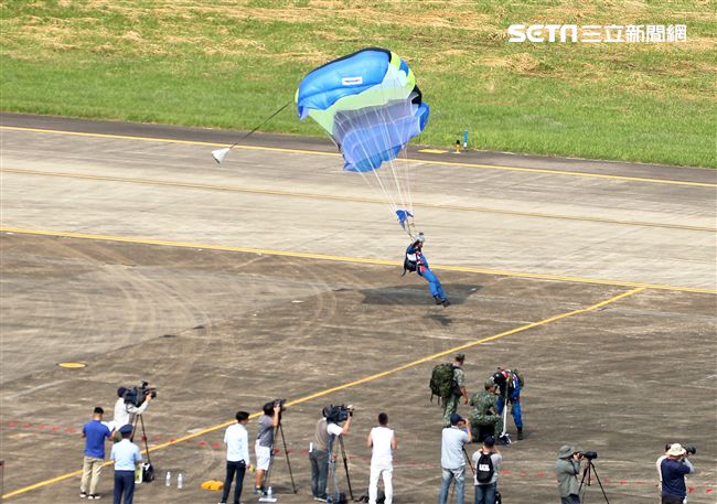 陸軍神龍小組是一支專業的部隊，實施高空特技跳傘表演，展現英姿，完成新傘具汰換4人接力、4人疊傘。（記者邱榮吉/攝影）