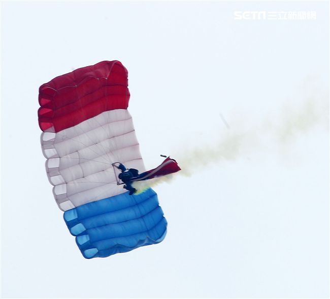 陸軍神龍小組是一支專業的部隊，實施高空特技跳傘表演，展現英姿，完成新傘具汰換4人接力、4人疊傘。（記者邱榮吉/攝影）