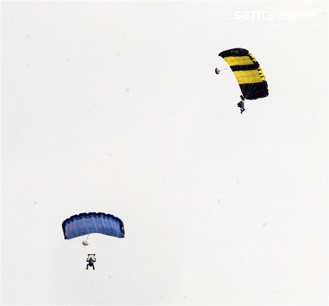 陸軍神龍小組是一支專業的部隊，實施高空特技跳傘表演，展現英姿，完成新傘具汰換4人接力、4人疊傘。（記者邱榮吉/攝影）