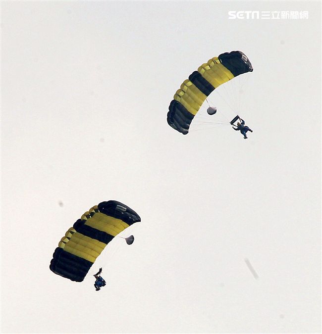 陸軍神龍小組是一支專業的部隊，實施高空特技跳傘表演，展現英姿，完成新傘具汰換4人接力、4人疊傘。（記者邱榮吉/攝影）