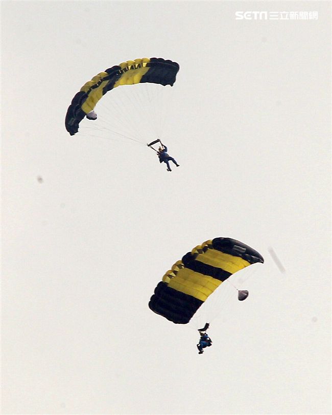 陸軍神龍小組是一支專業的部隊，實施高空特技跳傘表演，展現英姿，完成新傘具汰換4人接力、4人疊傘。（記者邱榮吉/攝影）