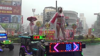 虎尾普渡遶境　3辣妹大雨中跳鋼管！