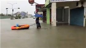 父愛爆表！台南暖爸「拖船1公里」帶女兒逛超商　圖／翻攝自爆料公社