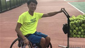 唐兆漢,感冒細菌病毒侵蝕脊椎造成癱瘓,坐輪椅打網球(記者郭奕均攝影)
