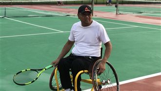 騎車摔下河堤從此癱瘓　他的勇氣之路