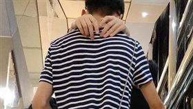 手扶梯上男子身穿「極度鏤空」的牛仔長褲。（圖／翻攝自《爆廢公社》）