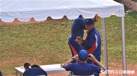 投手教練沈柏蒼和總教練許順益在牛棚中觀察投手群。（圖／記者王怡翔攝）