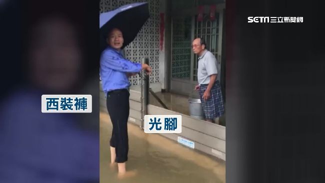 襯衫西裝褲　韓國瑜光腳勘災挨酸作秀